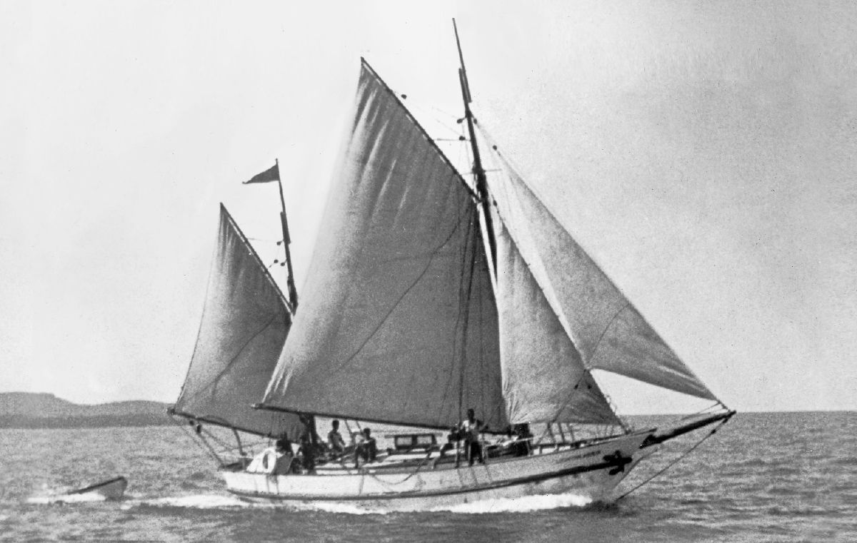 Lightbearer med hissade segel.