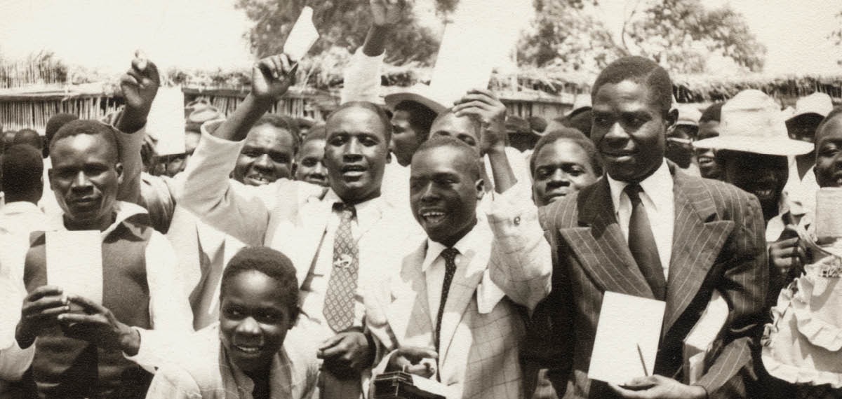 En grupp bröder håller upp ett läshäfte på chinyanja vid en kretssammankomst i Chingola i Zambia 1954.