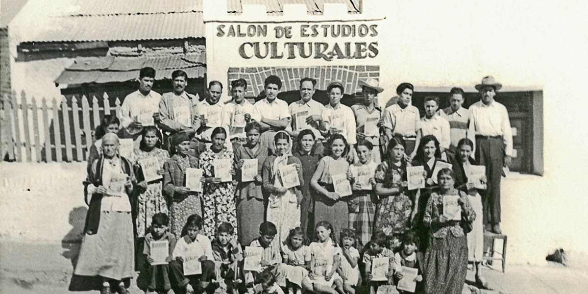 1952: En grupp med vittnen står framför sin möteslokal och håller i exemplar av ”Vakttornet” på spanska. På byggnaden finns en skylt där det står ”lokal för kulturella studier” på spanska.
