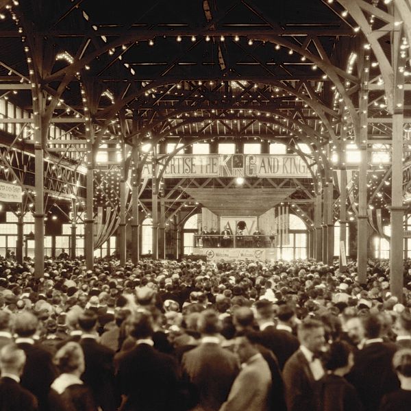 En folkskara lyssnar på ett bibliskt tal vid bibelforskarnas konvent på Cedar Point i Ohio 1922.