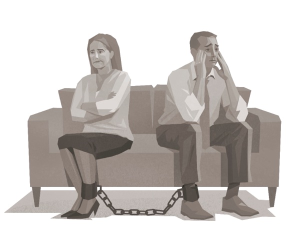 Ett gift par som delar fotboja.