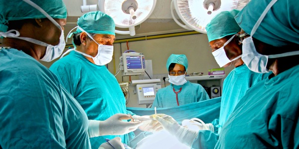 Doktor Guillermo Perez utför en operation.