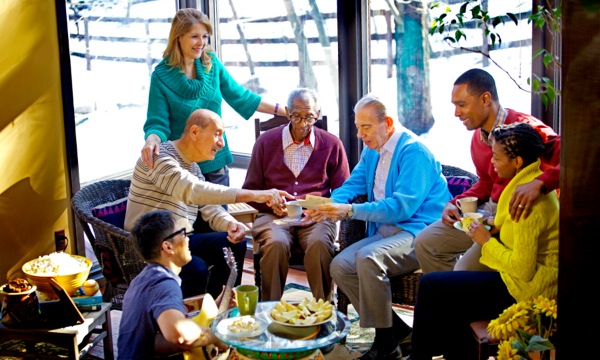 Vänner i olika åldrar och med olika bakgrund umgås.