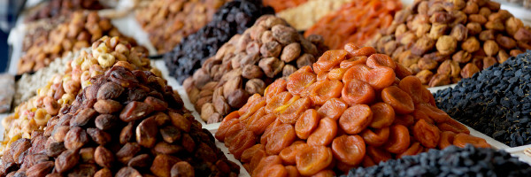 Torkad frukt i ett torgstånd i Uzbekistan