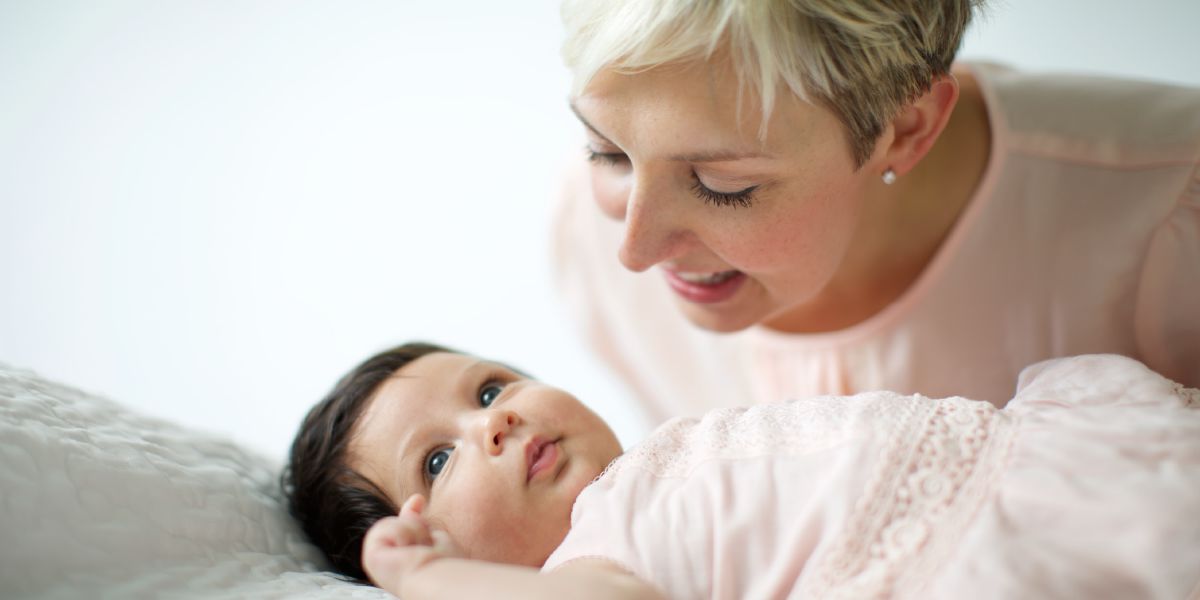 En mamma pratar med sin bebis.