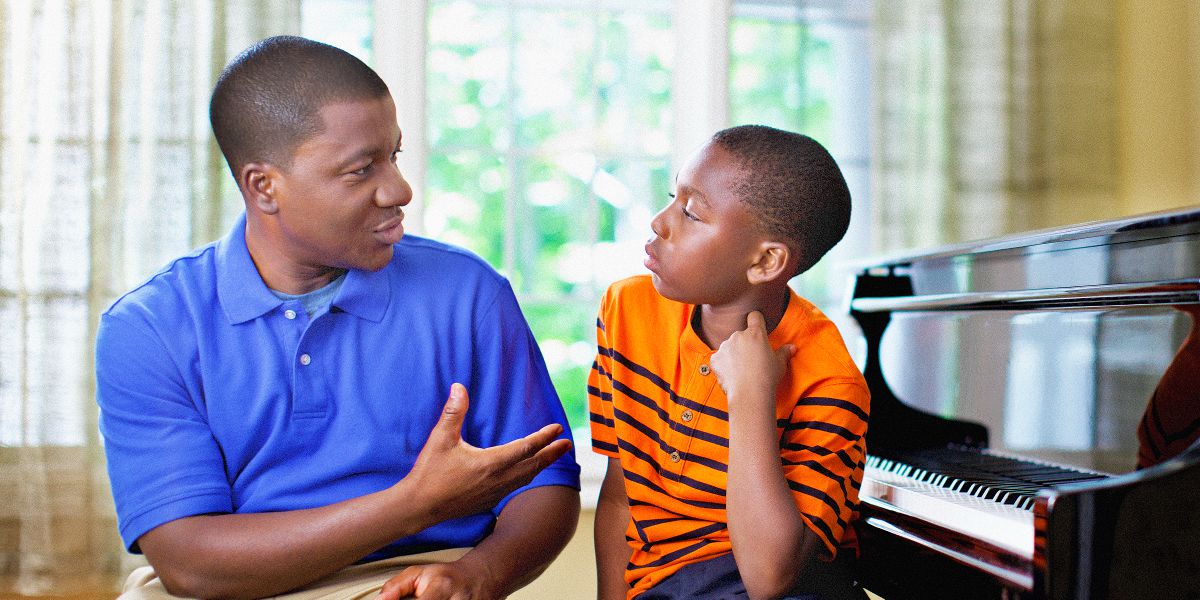 En pappa som pratar med sin son