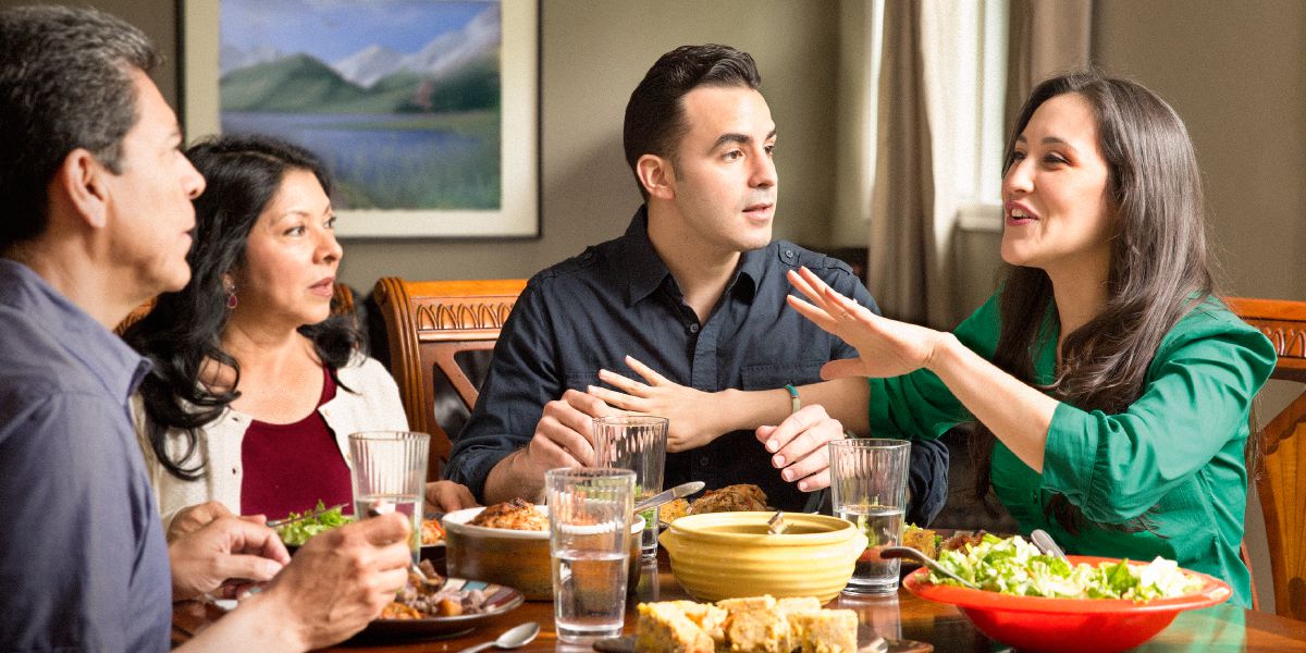 En fru avbryter sin man när de äter middag med ett annat par