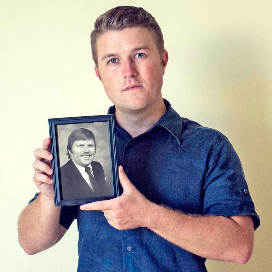 Derrick håller upp en bild på sin pappa