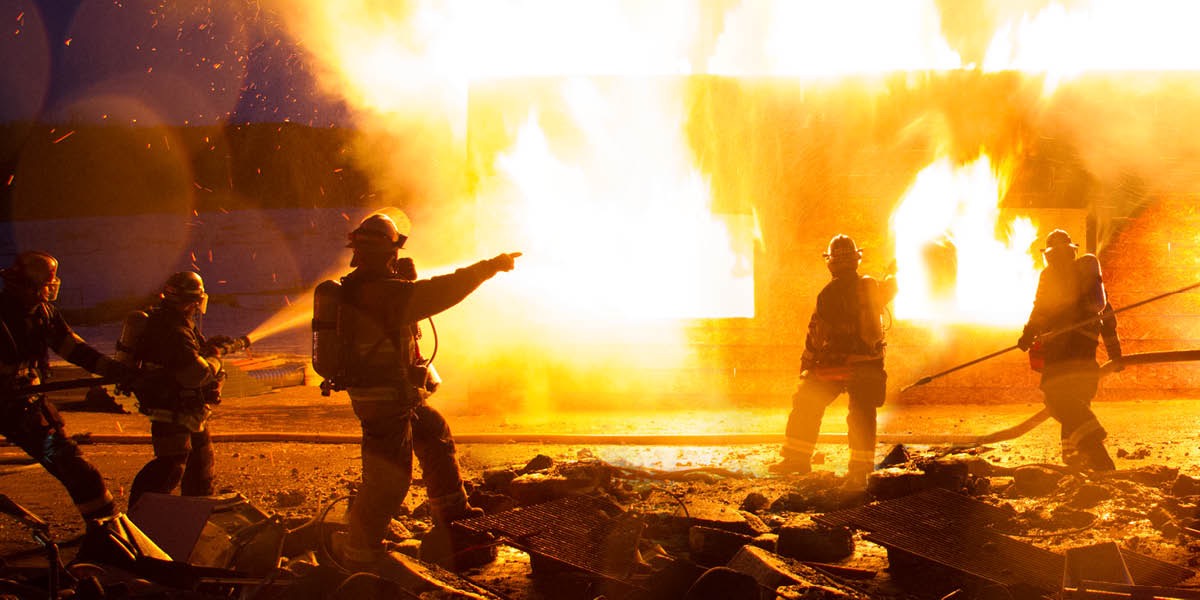 Brandmän släcker en eld.