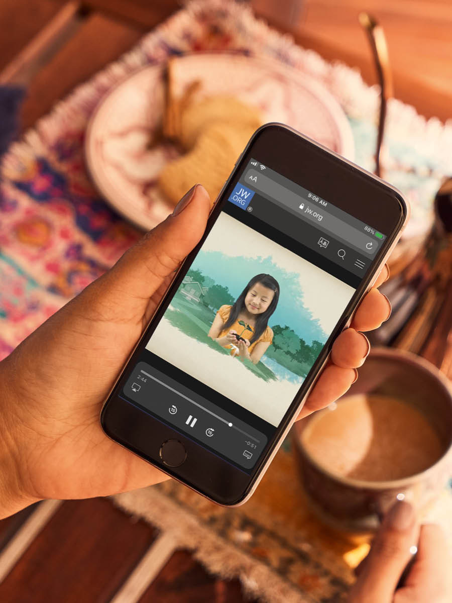 En video med information från Bibeln visas på en mobiltelefon.
