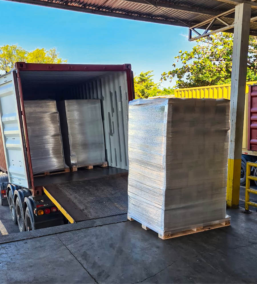 En pall med förnödenheter står redo att lastas in i en container.