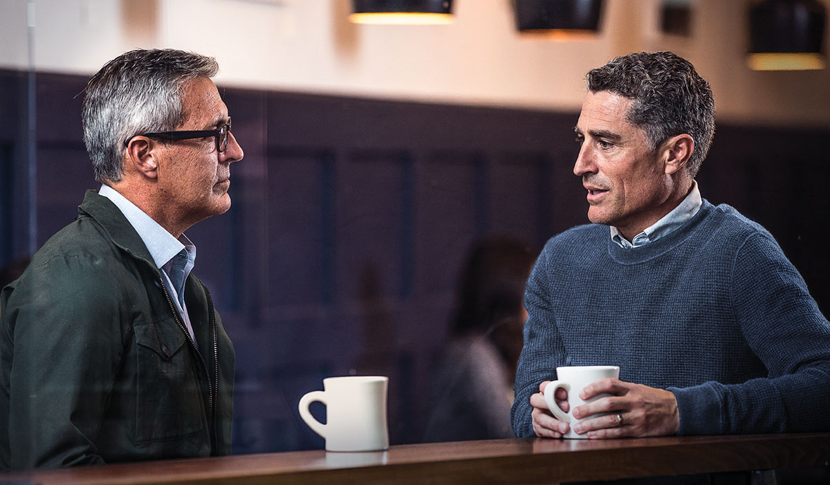 En man som kämpar med självmordstankar pratar med en annan man.