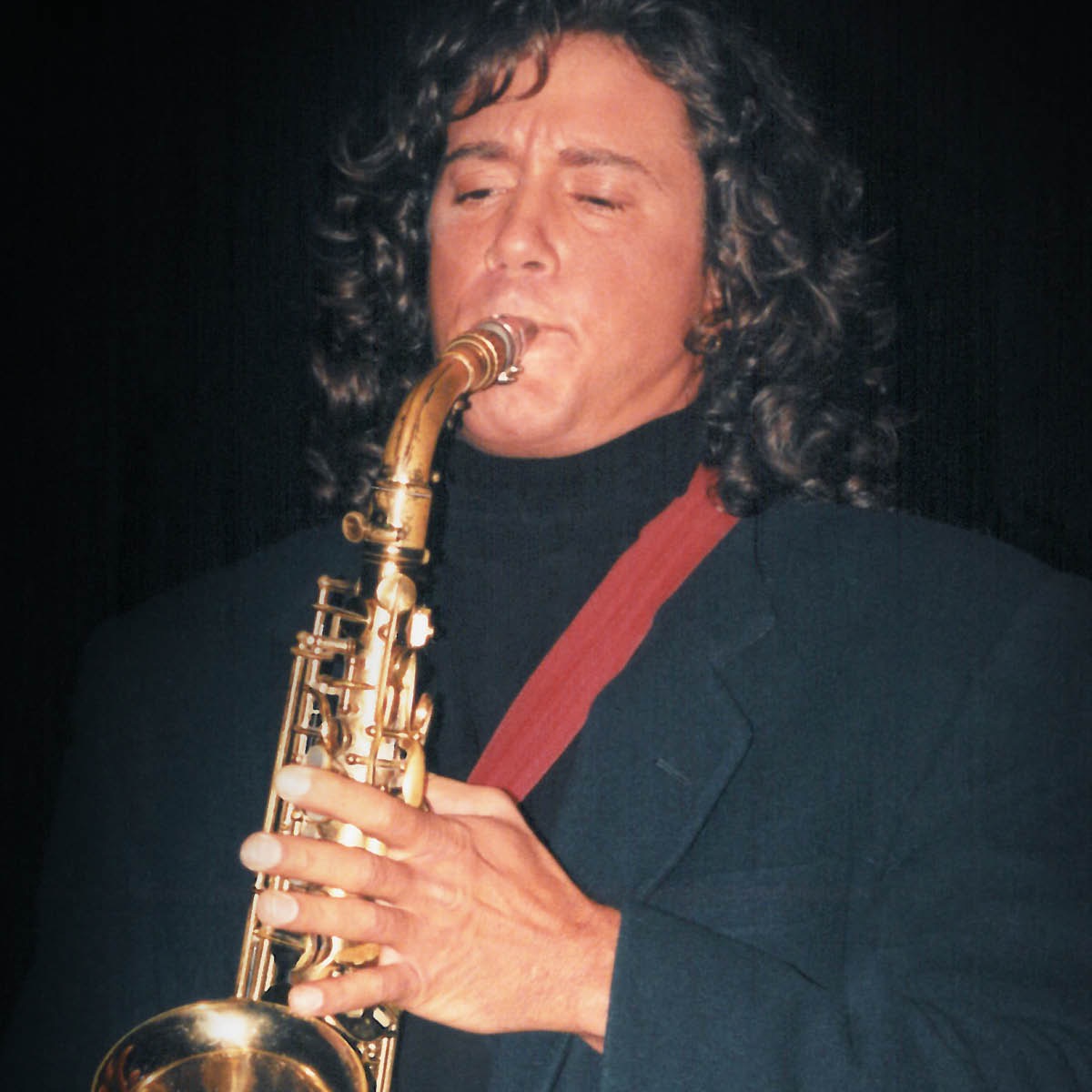 En ung Stéphane Wallace Turcotte spelar saxofon.