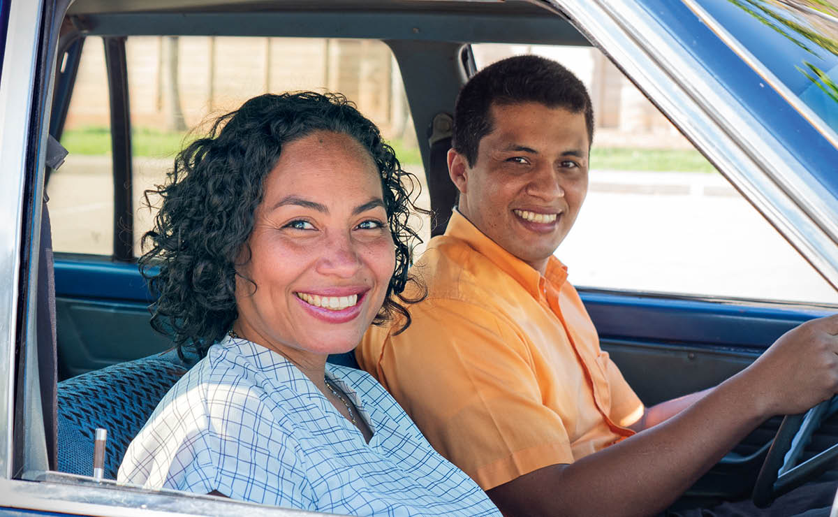 Johana och Jairo i bilen.