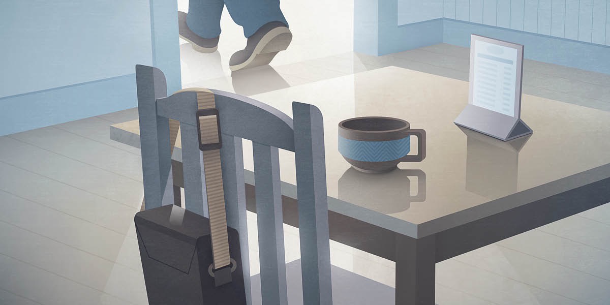 En man går ut från ett fik och glömmer sin väska på en stol.