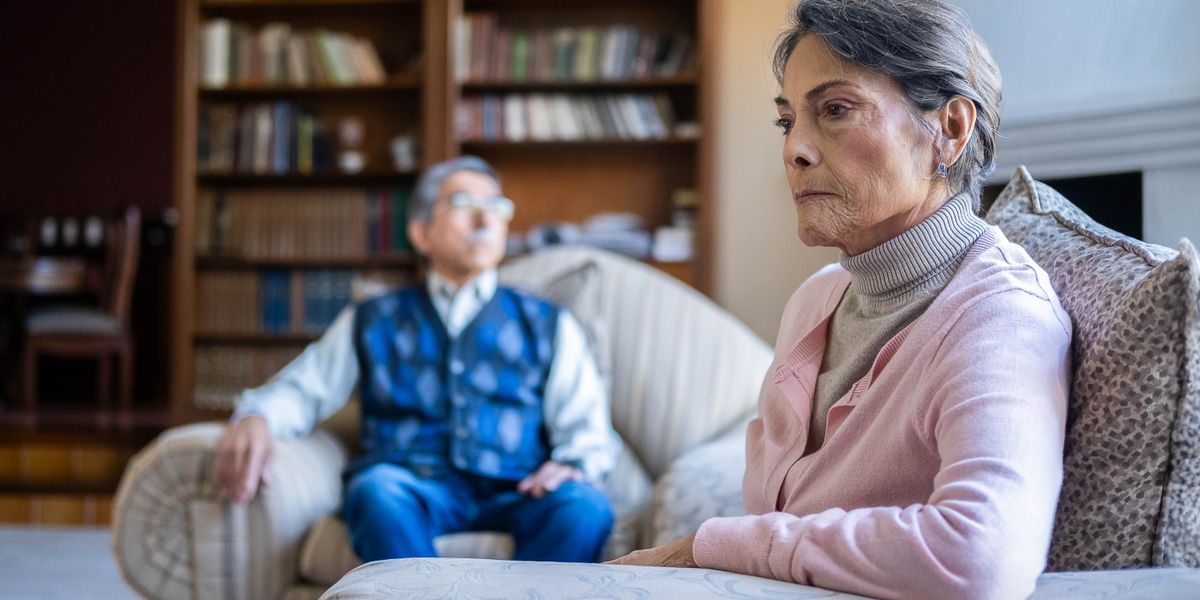 Ett olyckligt äldre par sitter en bit ifrån varandra och stirrar rätt ut i luften.