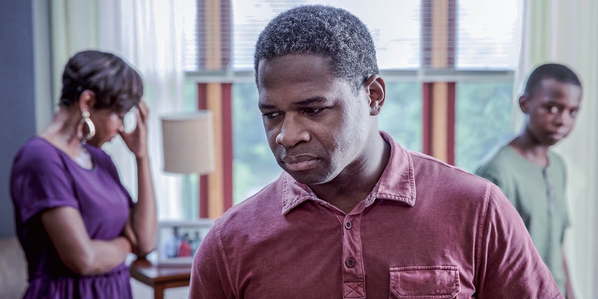 En pappa och en mamma är besvikna på sin son.