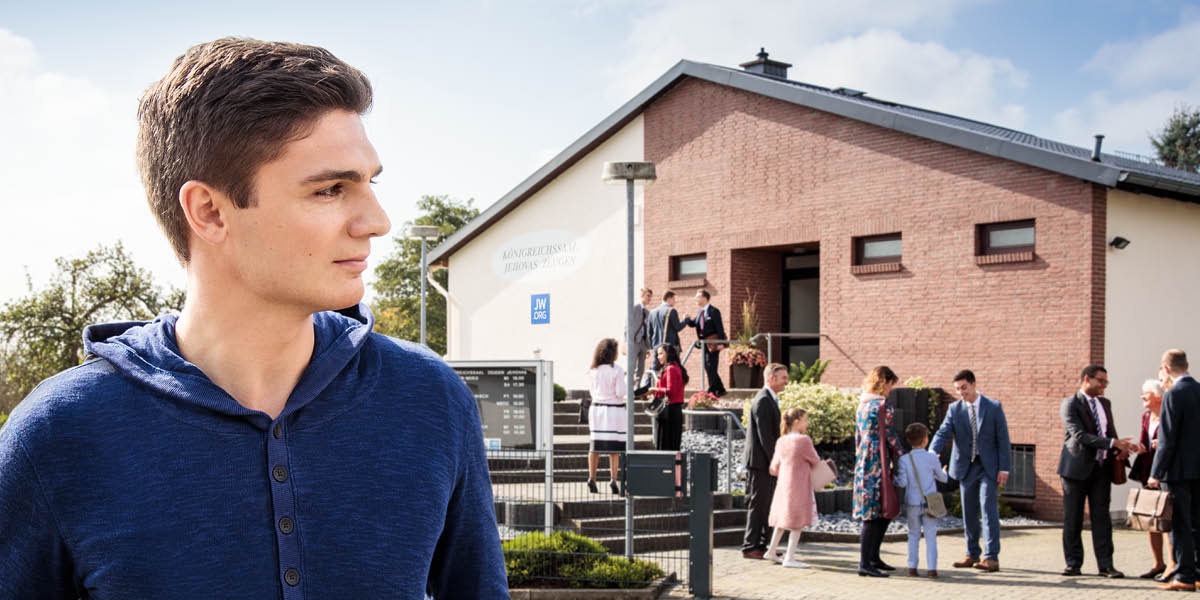 En kille ser andra gå in på Rikets sal.