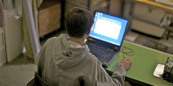 En tonårskille som tittar på pornografi på internet