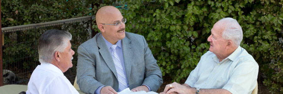 Två bröder besöker en äldre overksam broder.