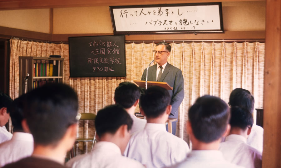 Lloyd Barry undervisar en klass i Skolan i rikets tjänst i Japan 1970.