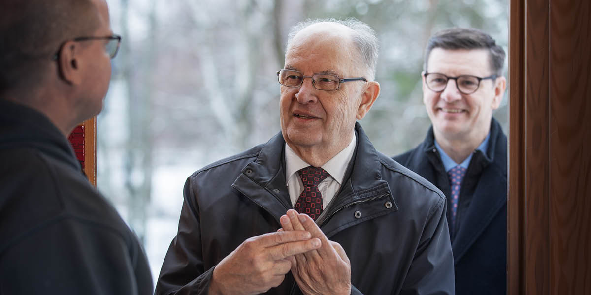 Tapani Viitala använder teckenspråk i tjänsten.