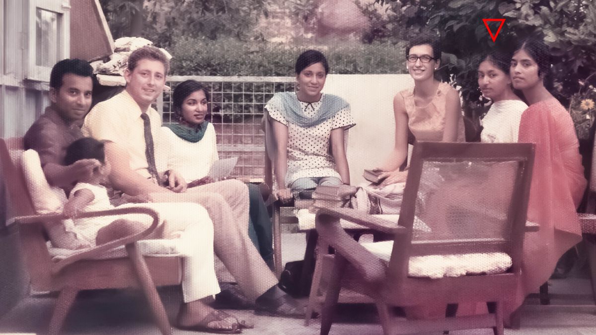 Kamal sitter utomhus med sju vänner från församlingen i Chandigarh.