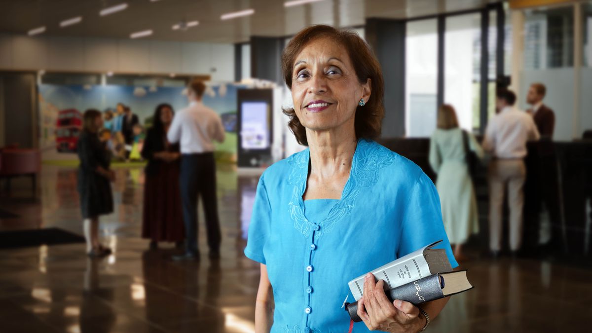 Kamal står och ler i lobbyn på Betel i Chelmsford.