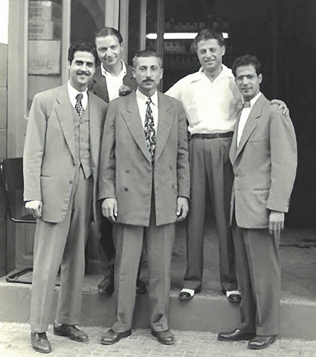 Milto och Philip Stavrou tillsammans med Najib Salem och två andra vänner framför Najibs målarverkstad.