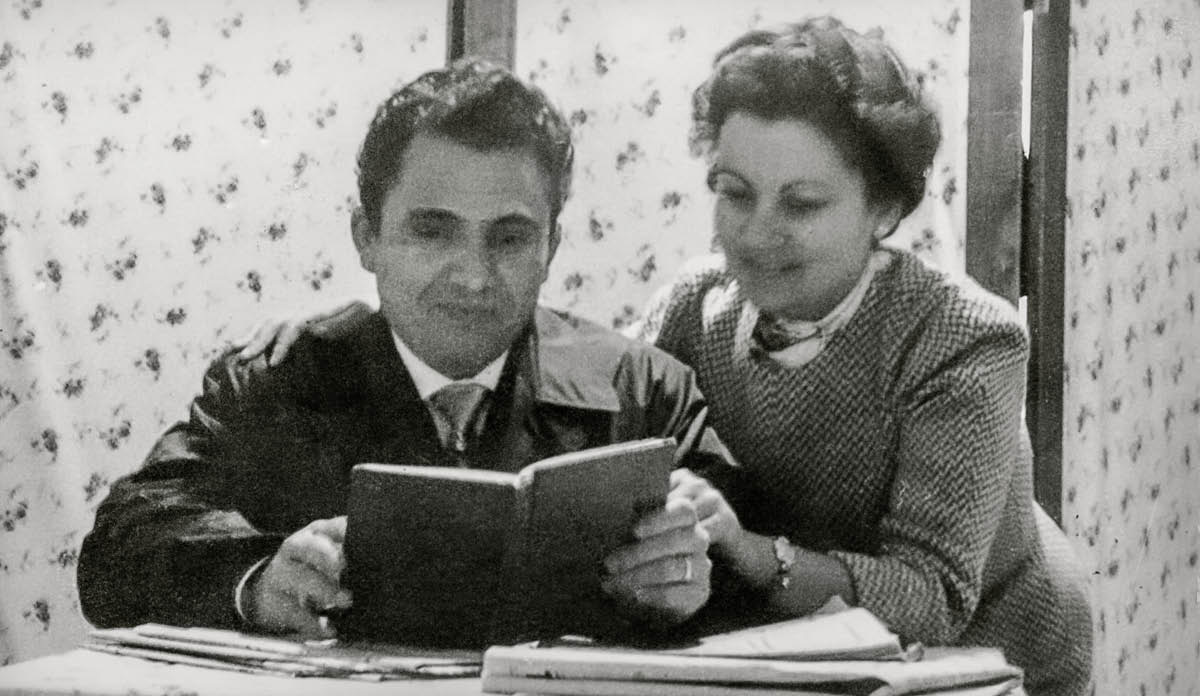 Antonio och Dorina läser tillsammans.