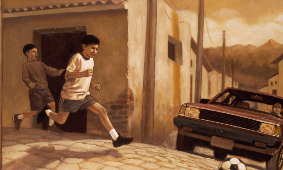 Två pojkar leker på en väg samtidigt som en bil närmar sig