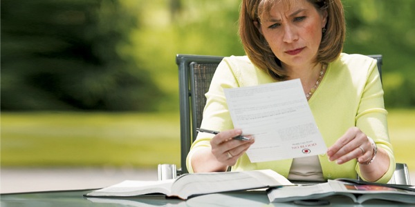En kristen kvinna skriver ner sina beslut gällande sjukvård på ett sjukvårdskort