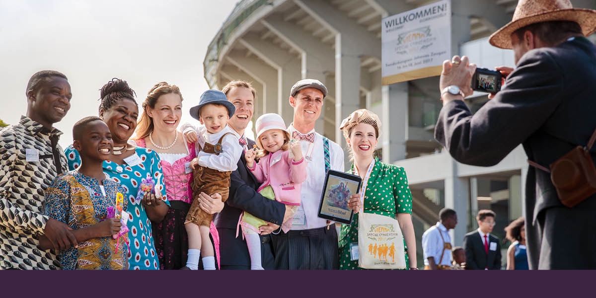 Familjer av olika nationaliteter vid en specialsammankomst i Wien i Österrike.