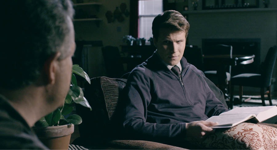 David lyssnar på sin pappa när han ger honom råd från Bibeln.