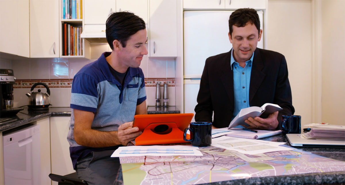 Broder Richards läser en bibelvers för Ben.