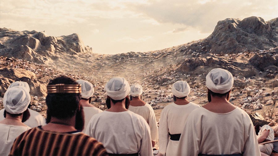 En scen från videon ”Händelser som kommer att kräva mod”. Jehosafat och andra kommer till ett slagfält, och alla i motståndararmén har dött.