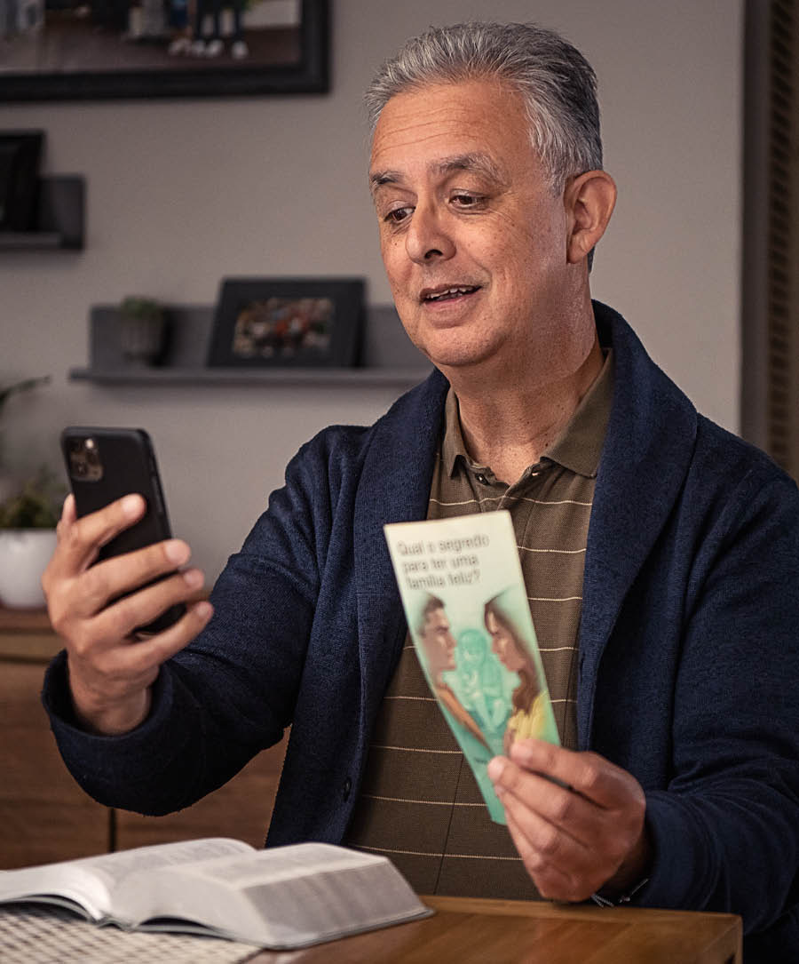 Samme broder övar sin presentation genom att spela in sig själv med sin mobilkamera.