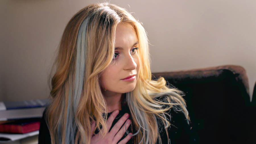 En scen ur videon ”Hjälp dem du studerar med – Att ta hand om sin andlighet”. Jess visar att hon kommer ihåg saker som berört henne.