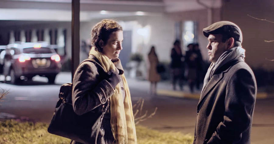 En scen från videon ”Efterlikna inte de illojala”. Terrance föreställer sig att han och en frånskild syster står och pratar på tu man hand på riketssalsparkeringen.