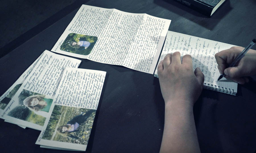 En scen från videon ”Intervju med broder Dmitrij Michajlov”. Dmitrij skriver ett brev i fängelset. På bordet ligger brev från hans fru.