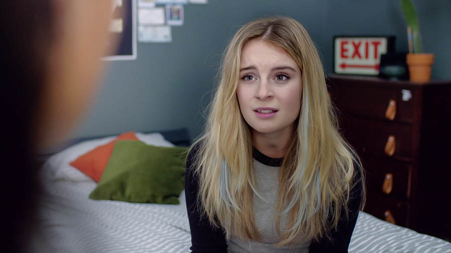 En scen ur videon ”Upplev glädjen med att göra lärjungar – Ta emot Jehovas hjälp – Använd studieverktygen”. Jess berättar för Neeta att hon tror att livet har utvecklats.