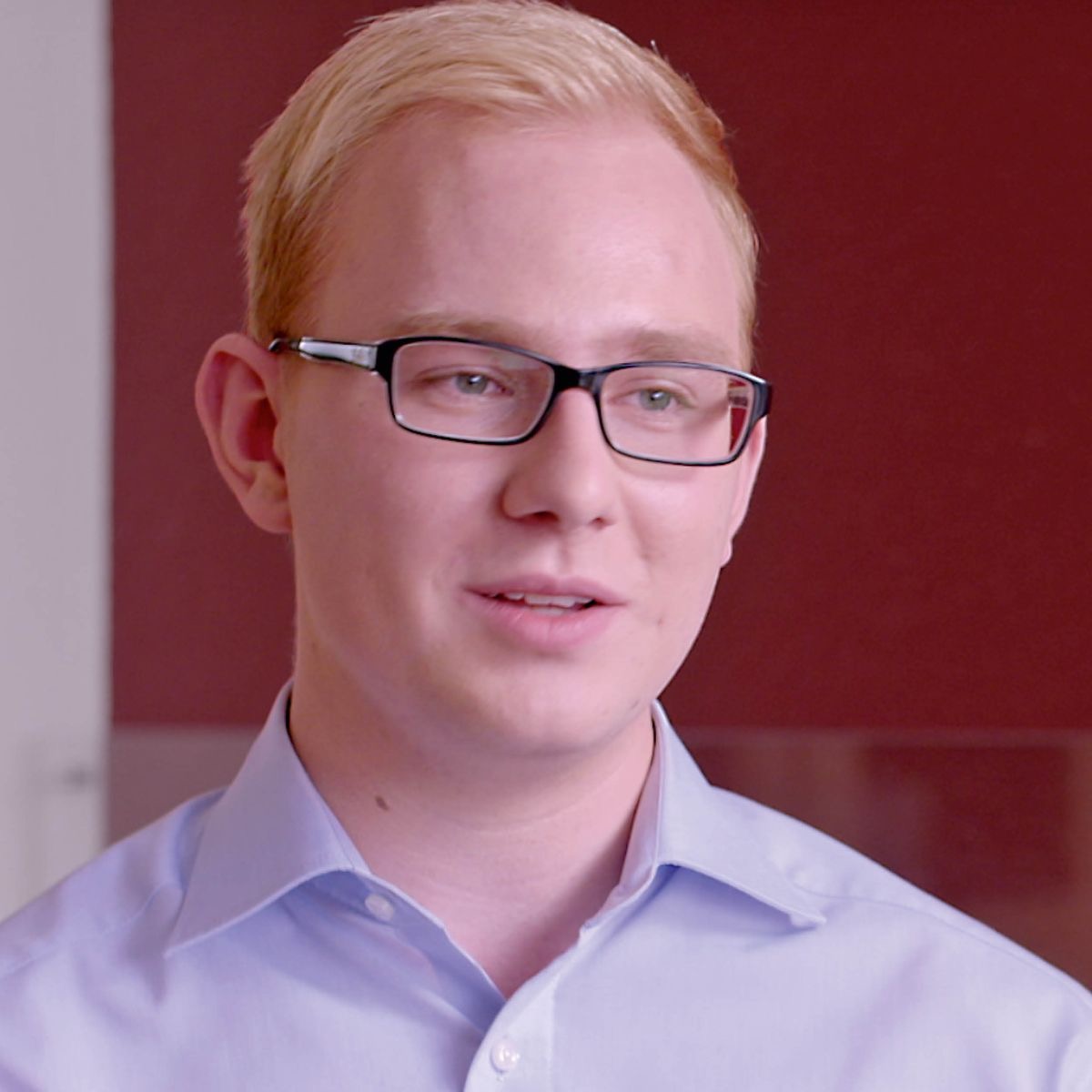 En scen ur videon ”Ungdomar lär sig älska Guds ord”. Samuel.