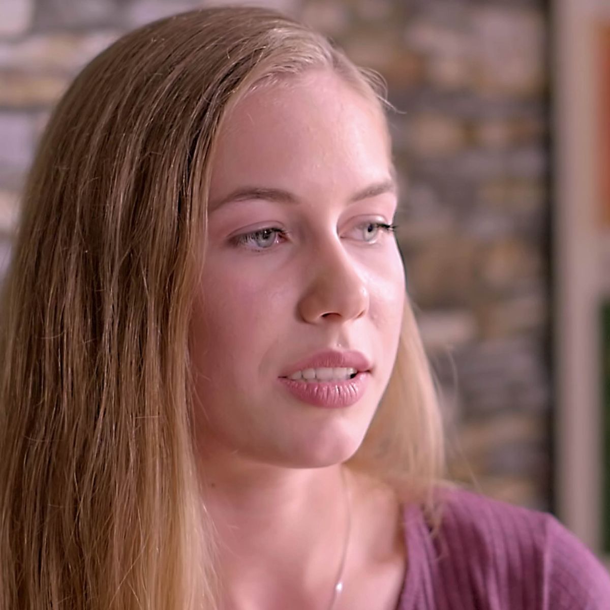 En scen ur videon ”Ungdomar lär sig älska Guds ord”. Celine.