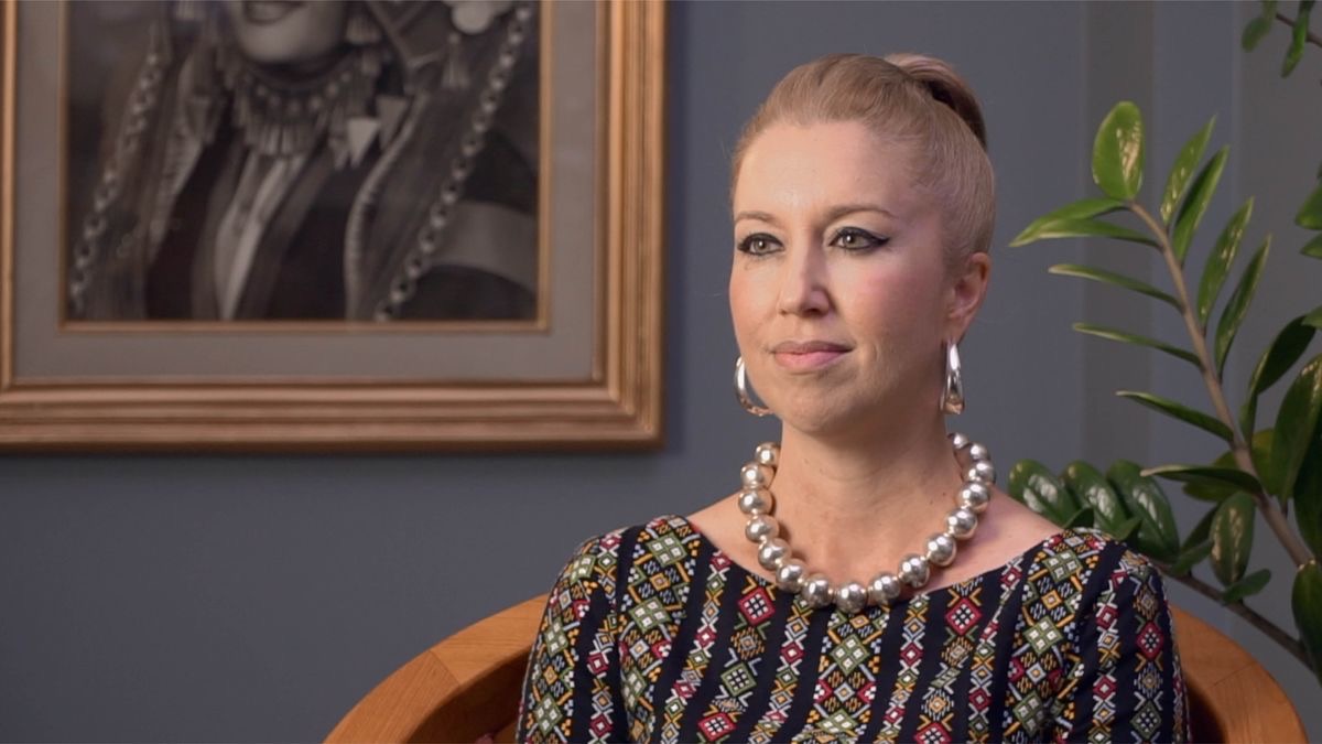 En scen ur videon ”De kämpar hårt för tron – de som bara har en förälder i sanningen”. Tammy Ludlow.