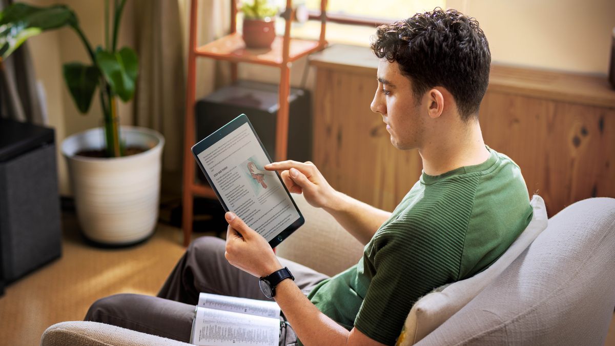 En ung broder sitter och studerar.