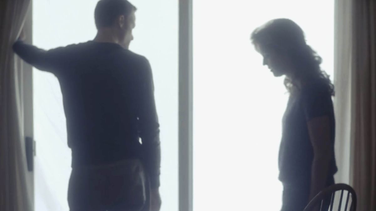 En scen från videon ”Jehova är nära de förtvivlade”. Broder och syster Septer sörjer sin son som dött.