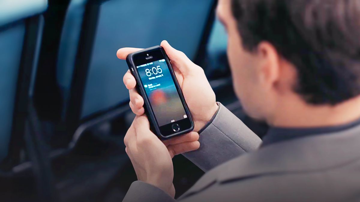 En scen ur videon ”Gud ’känner hjärtats hemligheter’”. Brodern får ett sms under mötet.