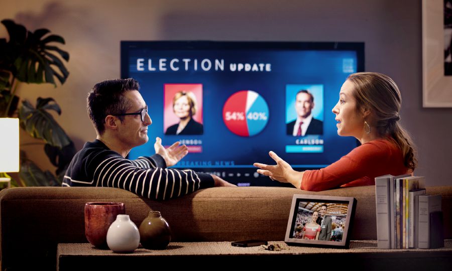 Ett kristet par pratar om ett politiskt val när de tittar på tv.