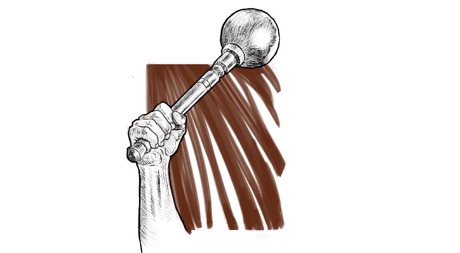 En man håller i ett slagvapen.