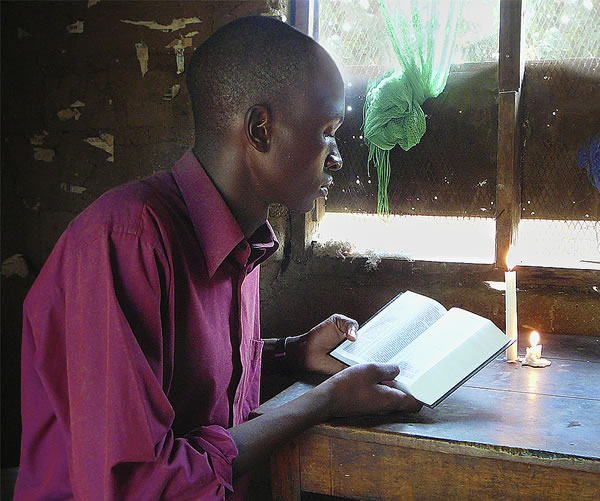 En man som läser Bibeln